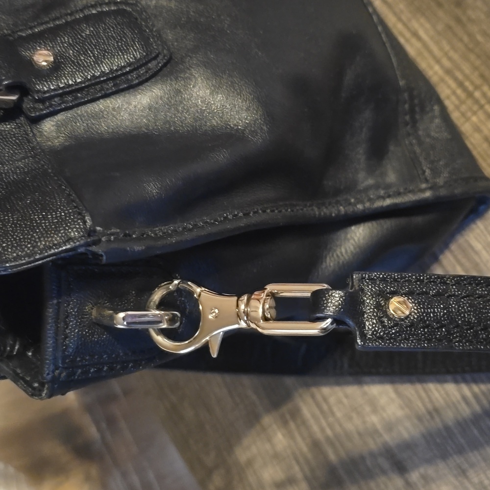 Elegant Black Leather Handbag - Picture 5 of 11